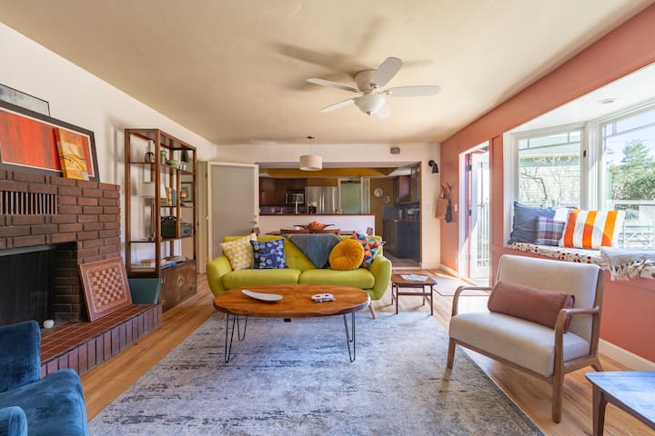 Mid-century Bungalow—three King Dream - Austin Hope Winery, Paso Robles