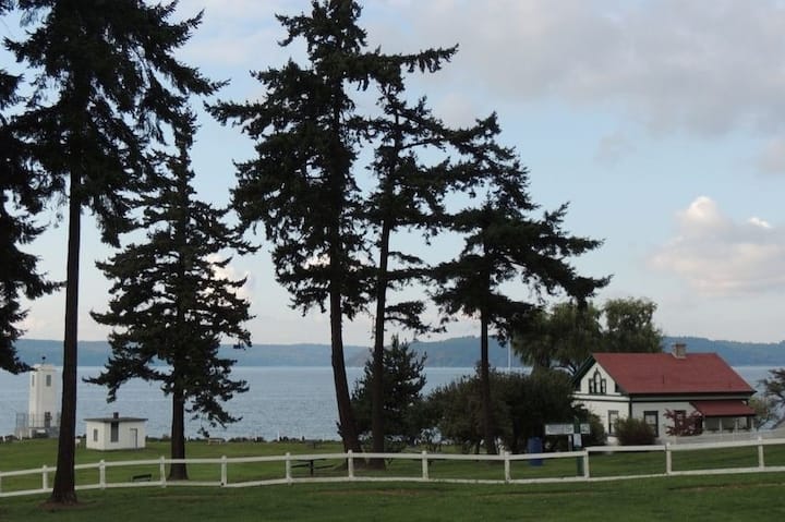 Lighthouse Cottage Property En Puget Sound 'One Of Finest In U. S.' - Tacoma