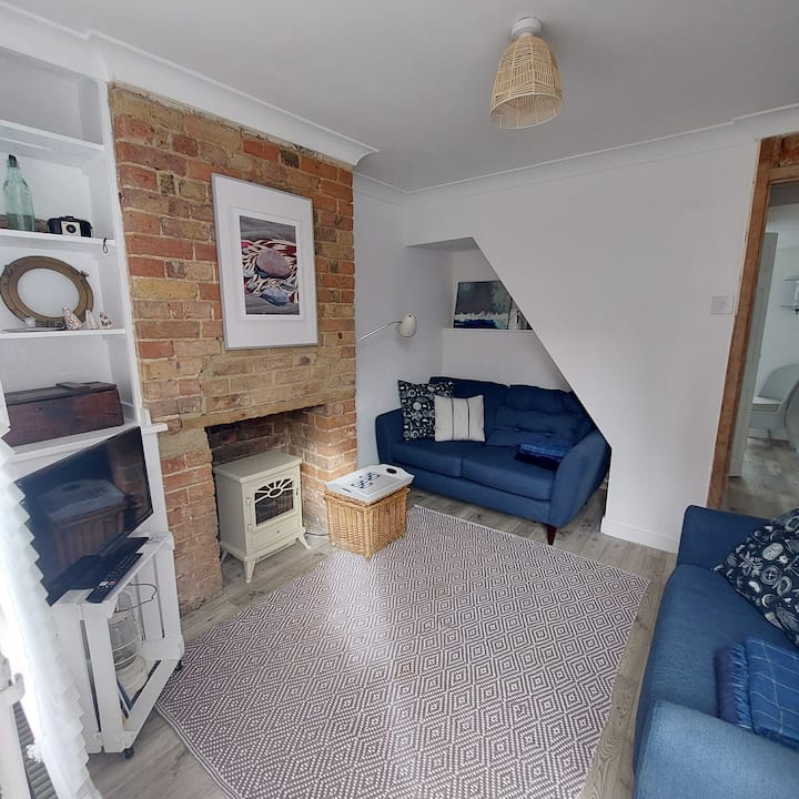 The Little Blue House. Cosy Two Bedroom Cottage. - Deal