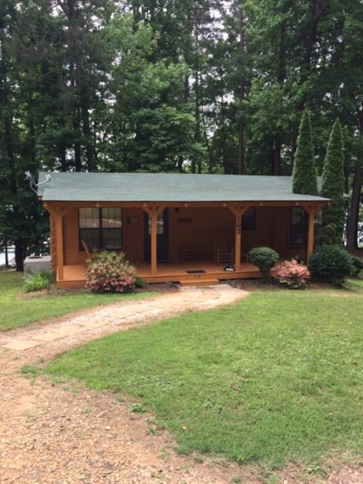 His Blackbeard Tiny Cabin House On  Hartwell- Dock - Lavonia, GA