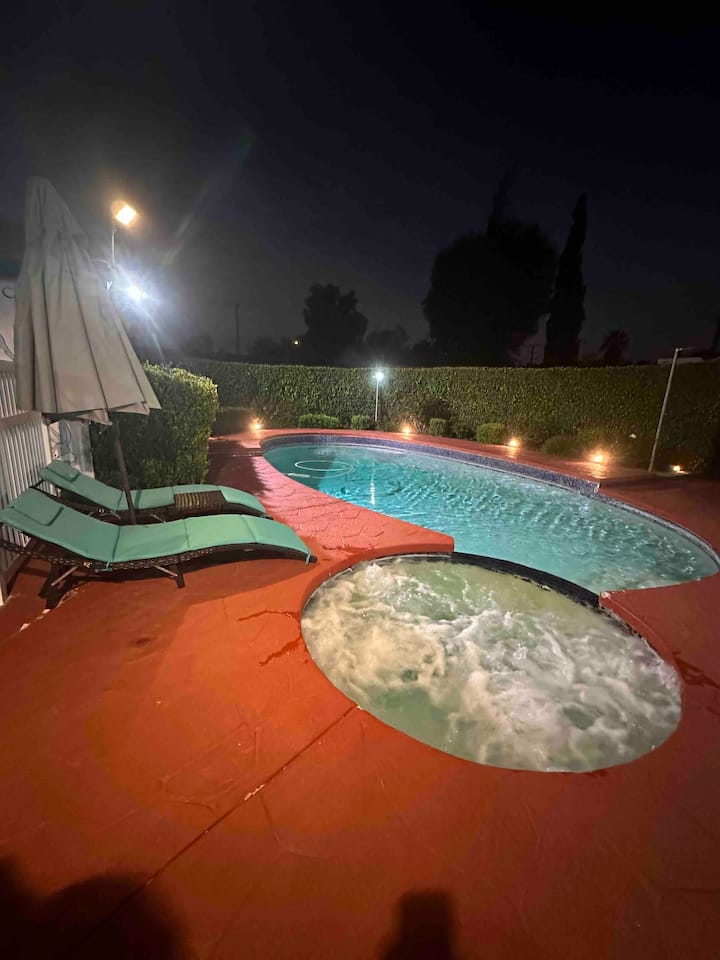 Poolside Getaway Vacation Home - Northridge - Los Angeles