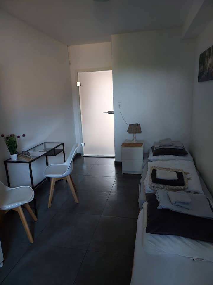 Zimmer In Stallgebäude Auf Reiterhof - Lindlar
