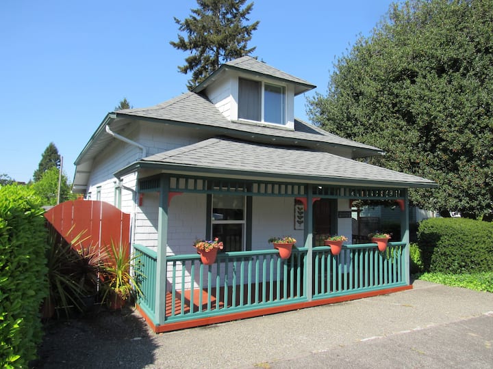 Thistledown Cottage In North End - Tacoma