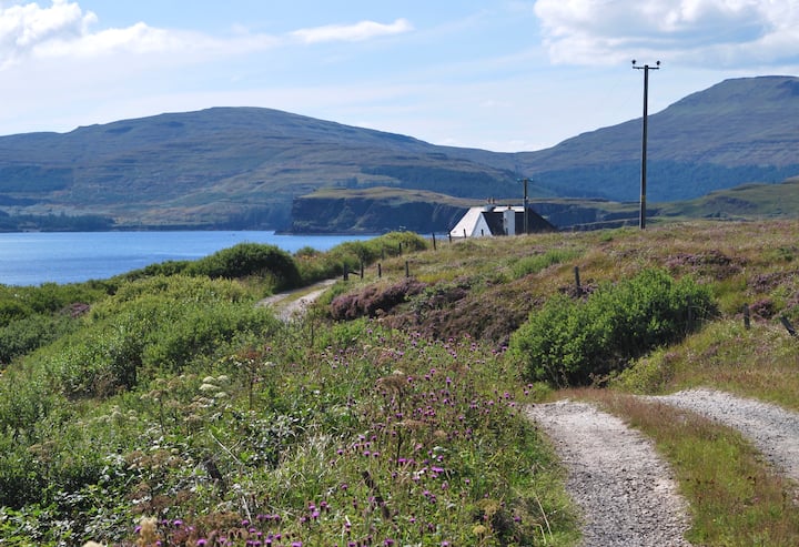 Artistic, Tranquil Cottage. Spectacular Loch And Mountain Views. Sleeps 4 - Skye