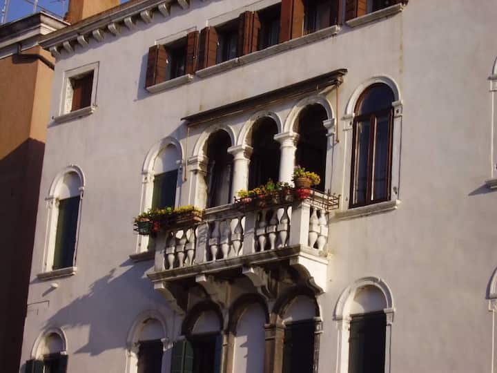 Ca' Dei Fioi, Piano Nobile In Palazzo Storico Veneziano (M0270421178) - Veneto