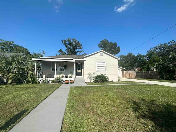 Close To Everything! Huge Yard. Pet Friendly. - ZooTampa at Lowry Park, Tampa