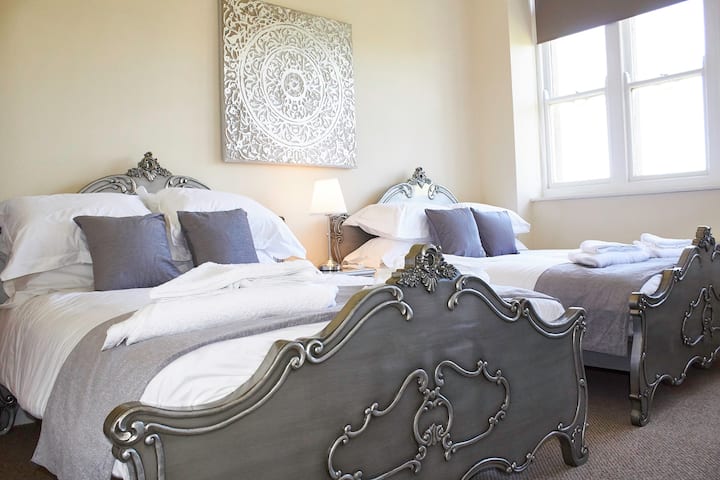 The Palm Suite *Sleeps 7* - Southport