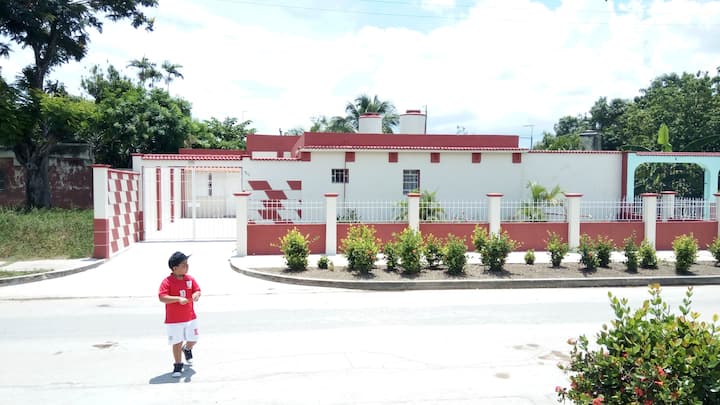 Habitación Independiente Con Garaje En Holguin - キューバ