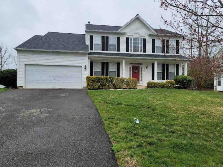 Cheerful 4 Bedroom Home With Fireplace. - Accokeek, MD