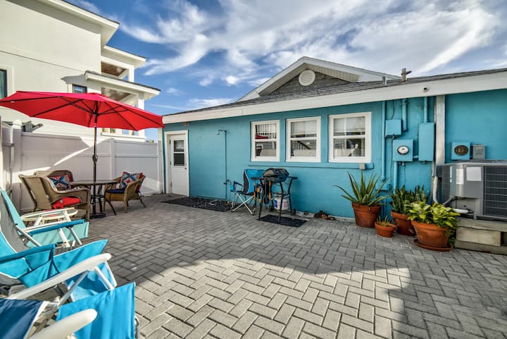 Private Family Waterfront Beach Cottage. Best Location Step Out To Bay And Gulf - Indian Rocks Beach, FL