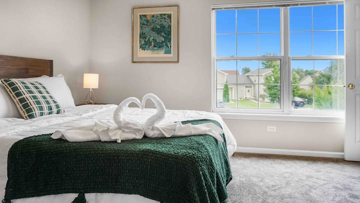 Luxury 4 Bed Duplex | Modern & Spacious - Joliet, IL