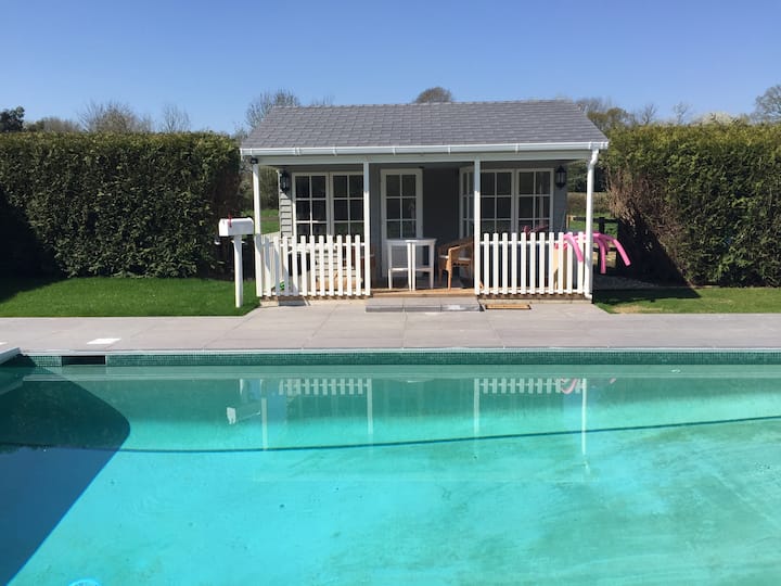 Lovely Country Cottage With Stunning Pool Area. - Newbury