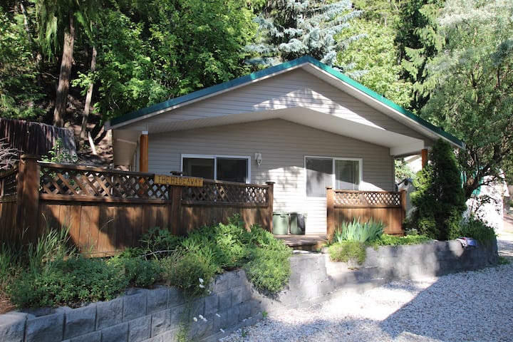 The Hideaway Is A Cozy Cabin At Blind Bay Hideaway On Beautiful Sunny Shuswap - British Columbia