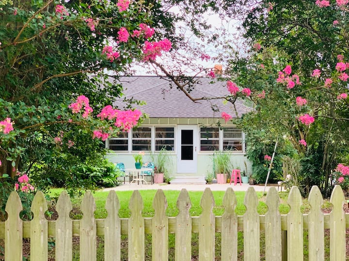 Country Beach Cottage : The Best Of Both Worlds - Alligator Alley