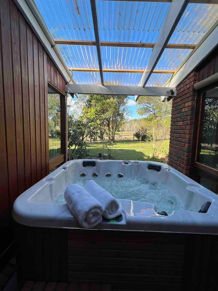 4 Bedrooms Semi Farm Family Home With Spa - Melbourne