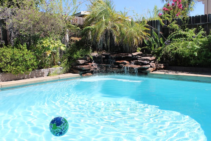 Ruim 5 Bd Vakantiehuis  Zwembad | Luxe Lounge - Elk Grove, CA