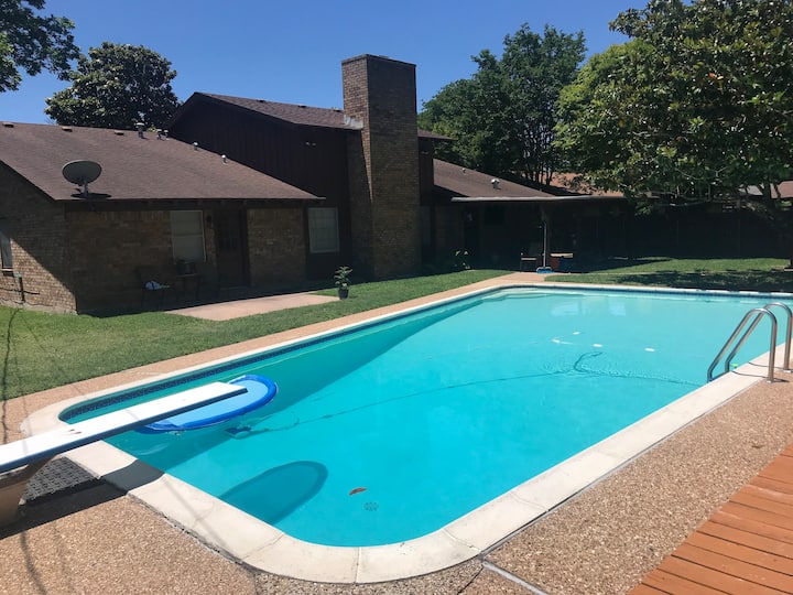 Gorgeous House W/ Huge Pool Close To Shopping/base - Killeen, TX