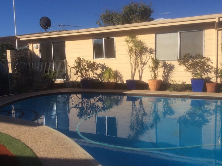 Private And Secure Pool Bungalow Wifi And Netflix - Perth