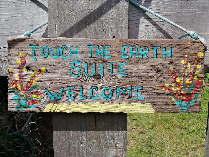 Touch The Earth Guest House Suite - Hornby Island