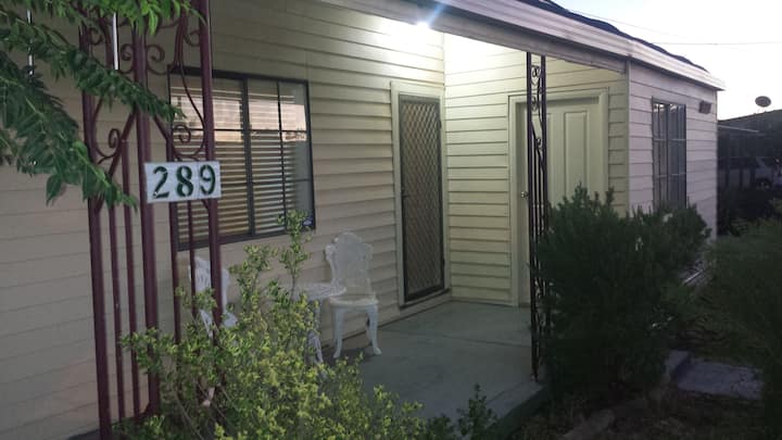 Eva's Place- Feels Like Home. 4 Large Bedrooms - Broken Hill