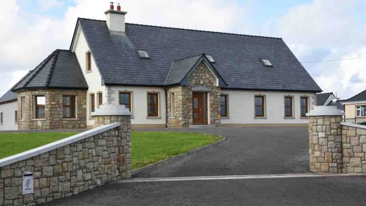 Stunning Property,  Tí Cnoc Na Mona, - County Mayo