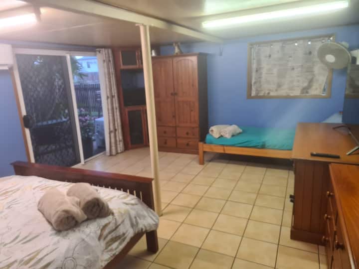 Private Room In West Mackay - Marian