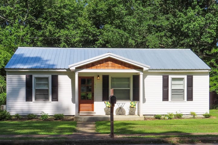 Little Cedar Cottage Close To Everything - Henderson, TN