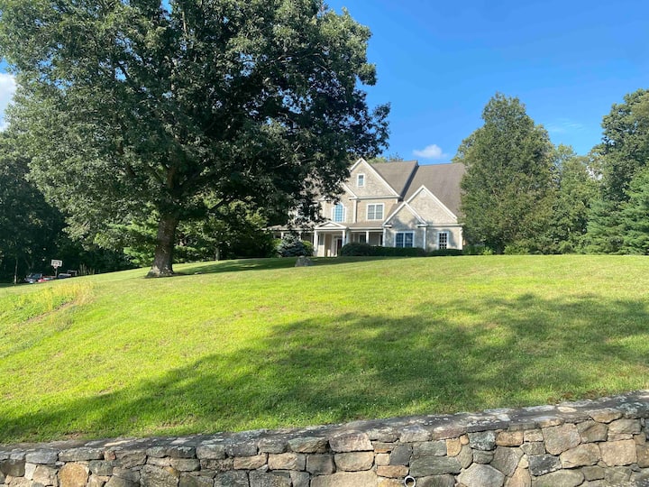 Expansive 6 Bedroom Home; Perfect Summer Getaway - Brookfield, CT