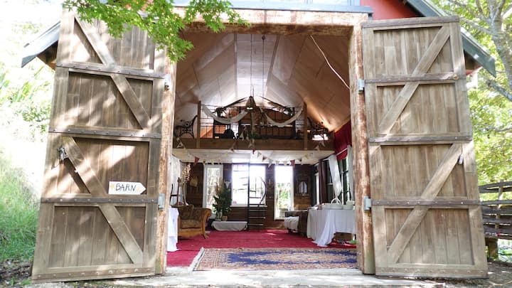 Rustic & Intimate Unique Wedding & Events Barn - Tapu