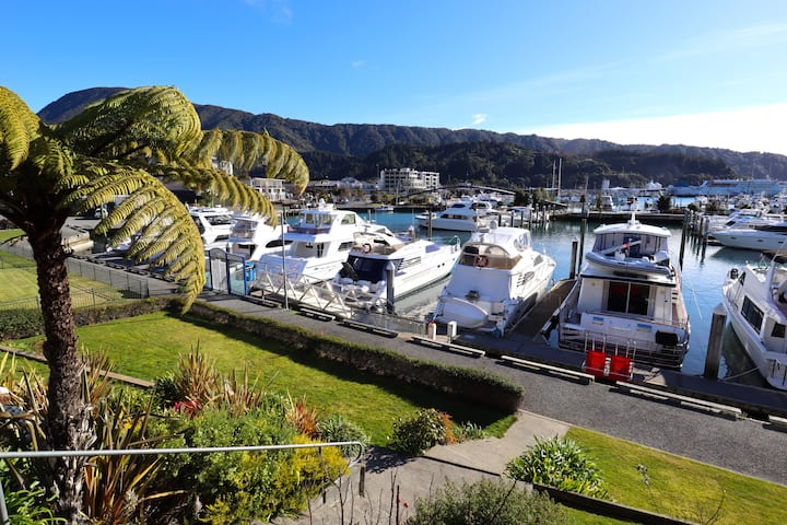 Absolute Waterfront In Picton Marina - Picton
