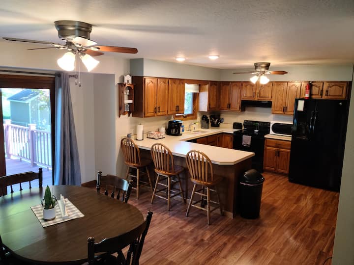 Spacious 3 Bedroom Home Away From Home - Sioux City, IA