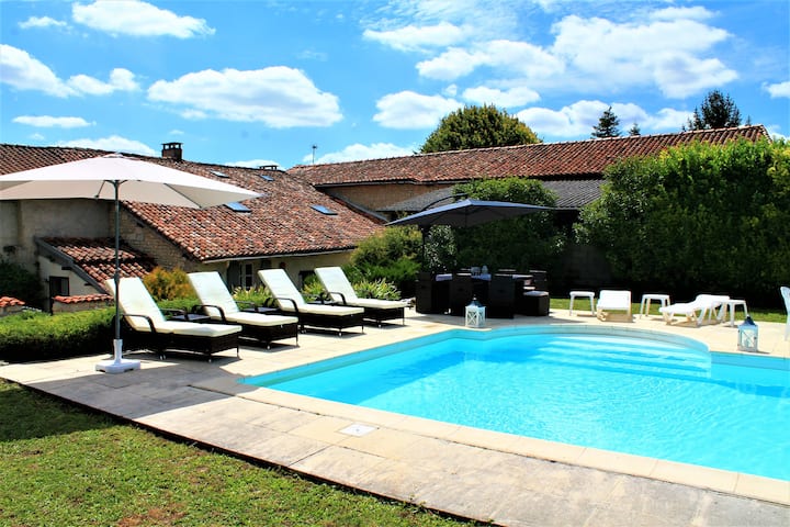 Beautiful 16th Century Farmhouse With Amazing Views And Private Heated Pool! - Aubeterre-sur-Dronne