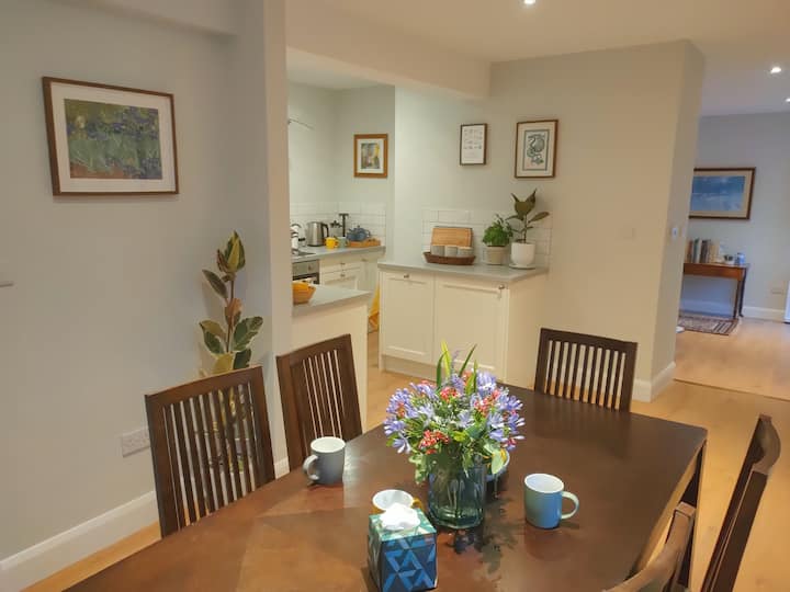 Renovated 3 Bedroom Mews Cottage On Private Estate - Greystones