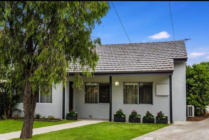 Quiet Family And Pet Friendly House In Newtown - Geelong Arena