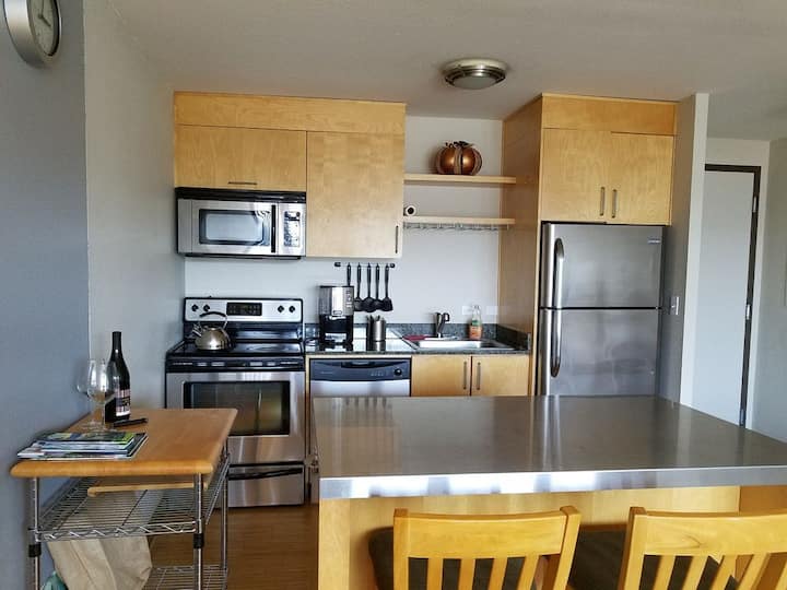 Downtown Condo With Free Parking - St. Johns - Portland