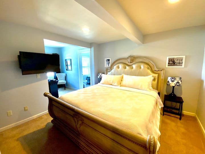 Noir Blanc Suite- King Bed- Grand Willow Inn - Mount Vernon, WA