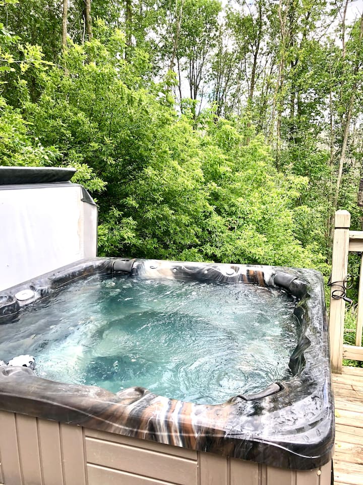 Rolling Hills Family Retreat. King Bed, Hot Tub, Pool Table, Woods View - Two Rivers, WI