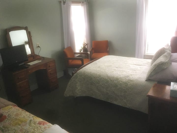 Inn At 1883 House – Nancy Harmon Room - Savanna, IL