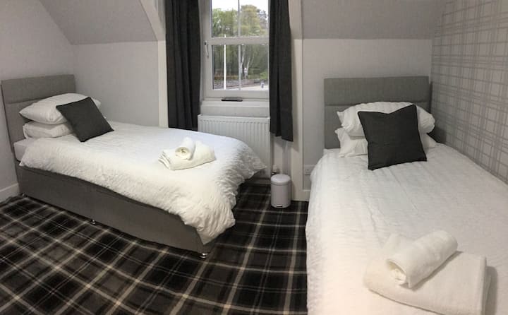 En-suite Twin Room, Breakfast Inc, Nc500 - Dunrobin Castle & Gardens