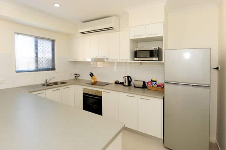 Gladstone Heights Executive Apartments 3 Bedroom - Gladstone, Queensland