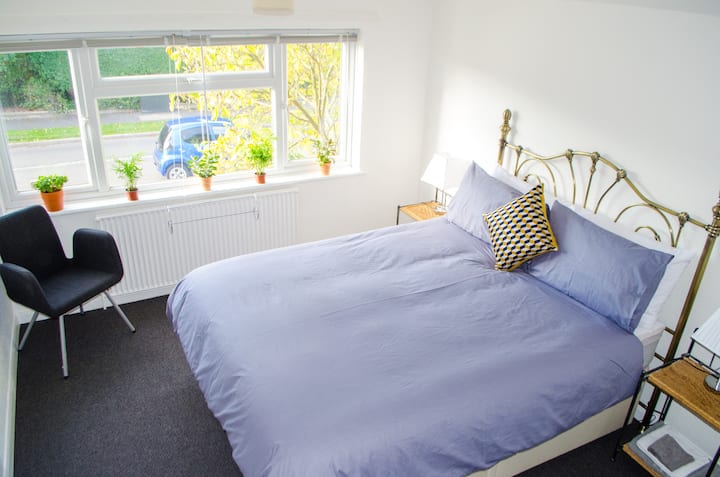 Large King White Room In Fully Renovated House - Derby