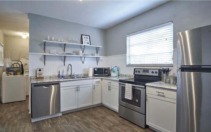 Renovated In Historic District W/washer  & Dryer - ZooTampa at Lowry Park, Tampa