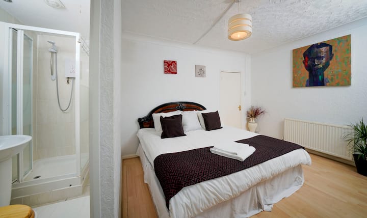96tr | En-suite Bedroom With Bathroom - Chingford