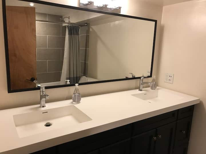 1 Br Basement Suite W Jacuzzi Tub, Theater - Lakewood