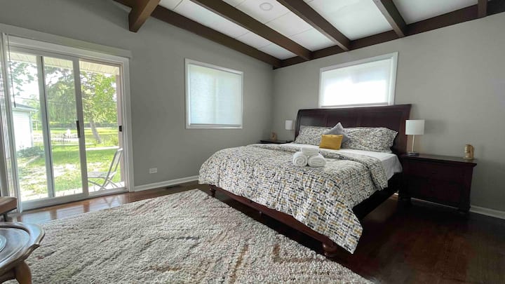 Tranquil Lakefront Cottage: King Bed Sleeps 4 - Oak Brook, IL