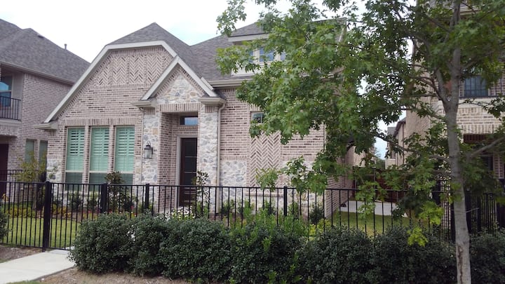 R2: Low Price! Great Location! Read & You'll Book! - Grand Prairie, TX