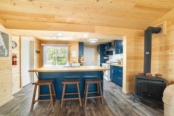 Sandy Hooked 🪝 2bed1bath Remodelled Pine Cottage - Manitoba