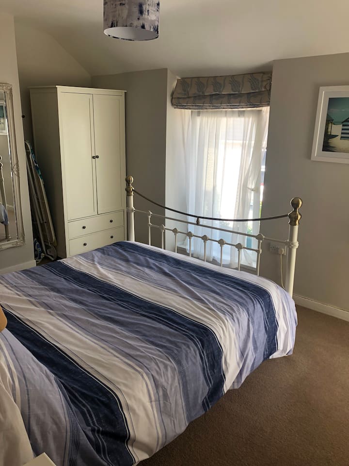 Private Lounge, Bedroom, Ensuite, Private Entrance - The Mumbles