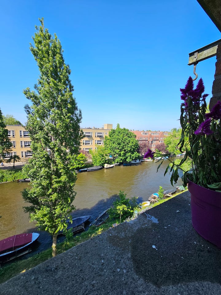 Canal View Apartment W/ Rooftop - Amstelveen