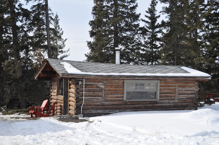 100+ Year Old Rustic Log Cabin Near Ghost Lake - Canadá